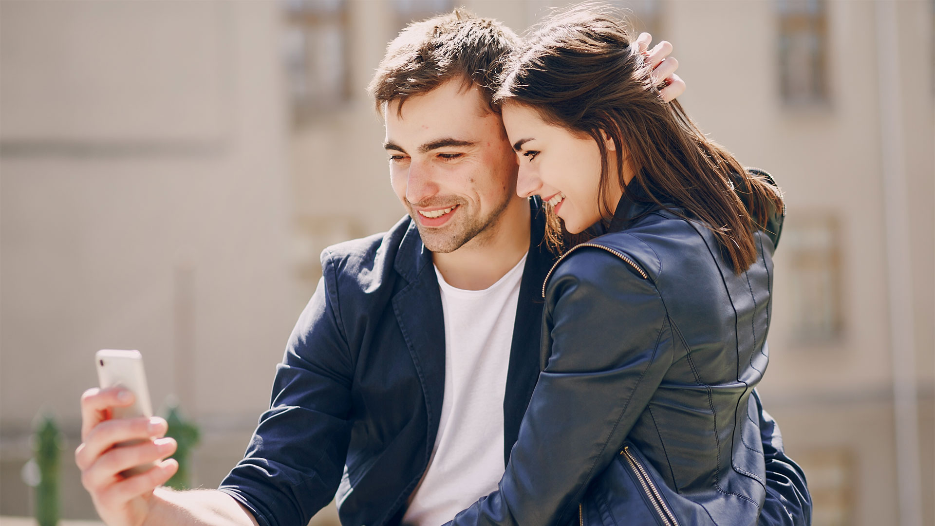 mladi par se smeje i slika selfi