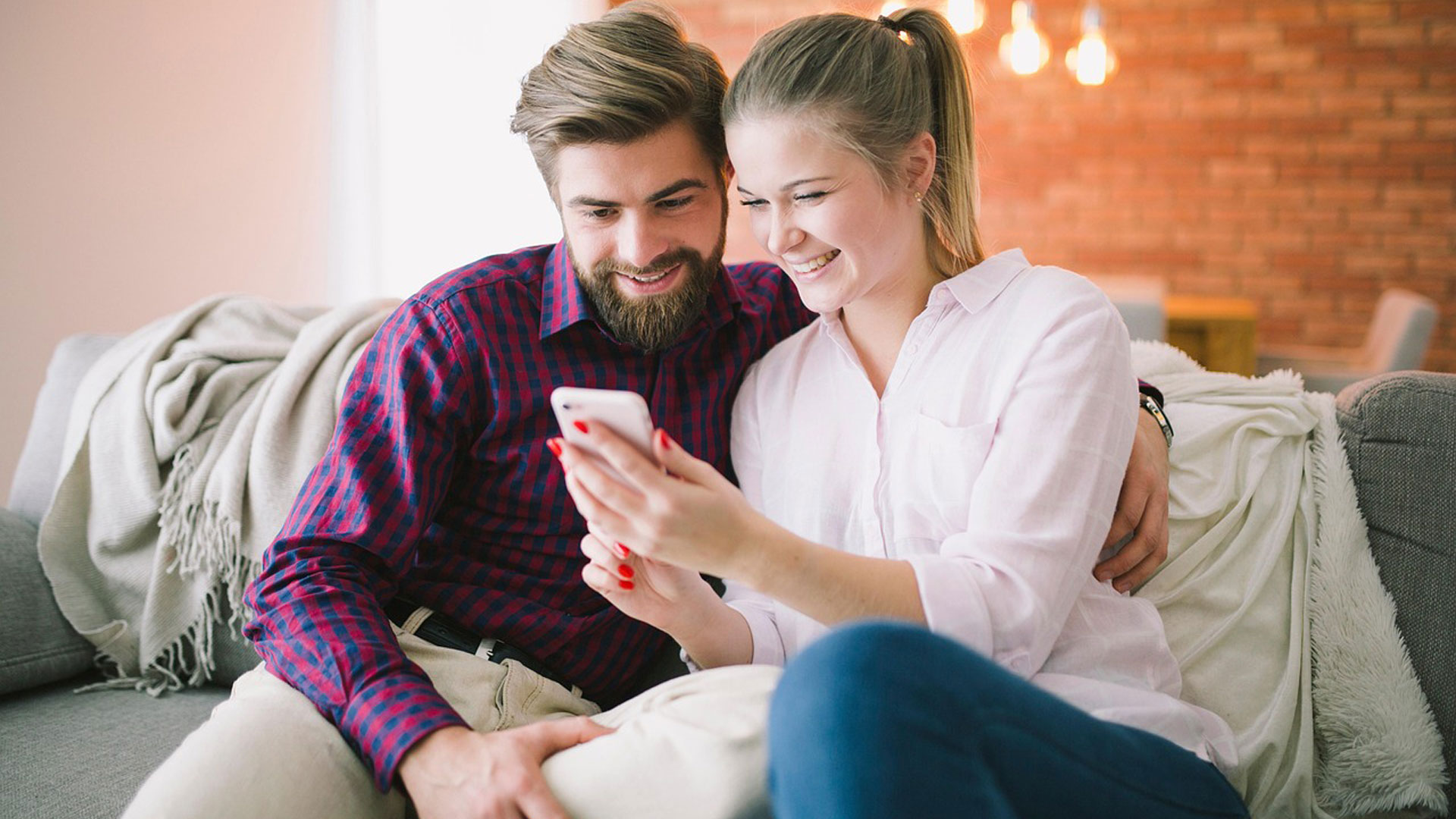 par gleda u telefon i smeje se