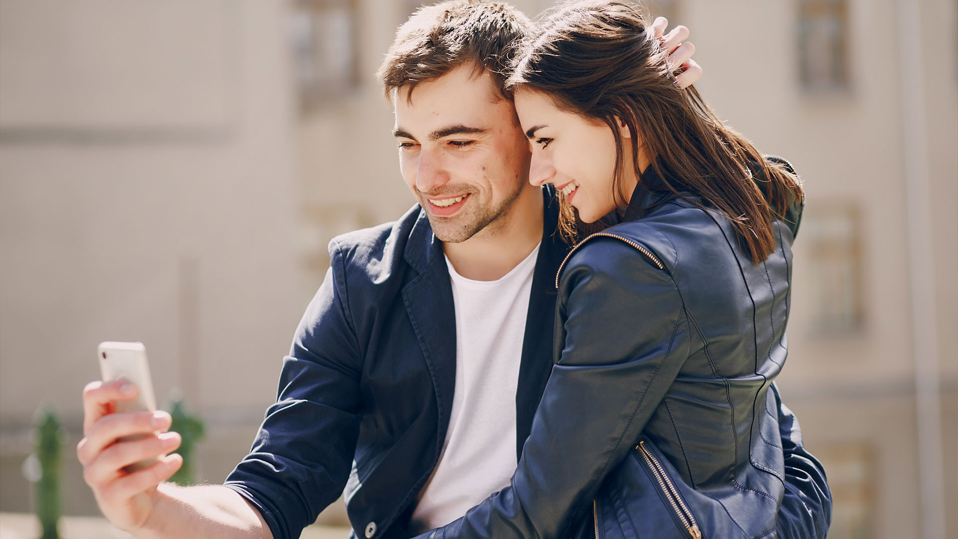 momak i devojka slikaju selfi